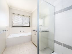 9 Settlers Dr, Kialla VIC 3631, Australia