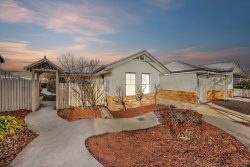 64 Stonehaven Cct, Queanbeyan East NSW 2620, Australia