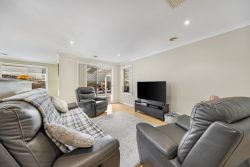 64 Stonehaven Cct, Queanbeyan East NSW 2620, Australia