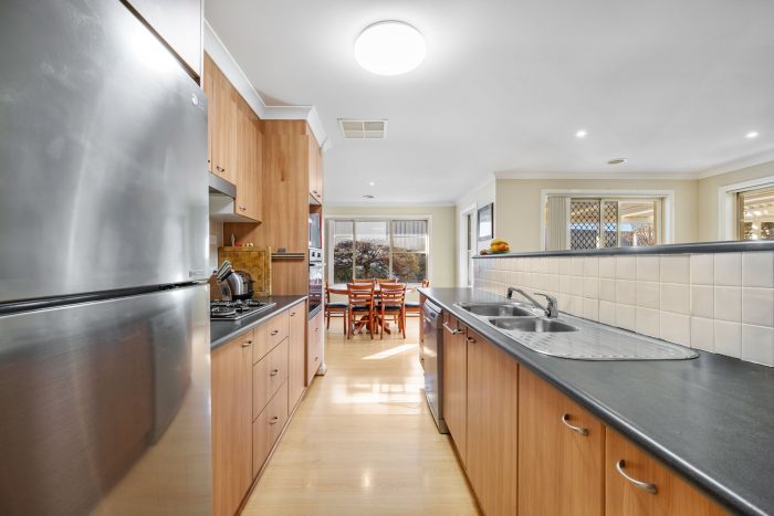 64 Stonehaven Cct, Queanbeyan East NSW 2620, Australia