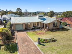 9 Zoe Ct, Centenary Heights QLD 4350, Australia