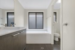 7 Bowerbird Cl, Aberglasslyn NSW 2320, Australia