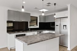 6 Diana Cres, Morphett Vale SA 5162, Australia