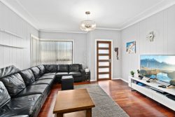 37 Farmborough Rd, Unanderra NSW 2526, Australia