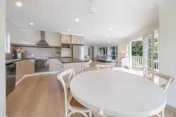 16 Grace Ave, Cannonvale QLD 4802, Australia