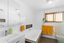 18 Jindalee Ave, Kanahooka NSW 2530, Australia