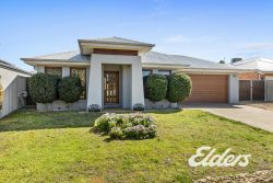 10 Lakeviews Cct, Yarrawonga VIC 3730, Australia