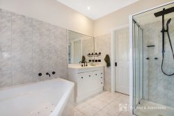12 McGrath Ct, Wodonga VIC 3690, Australia
