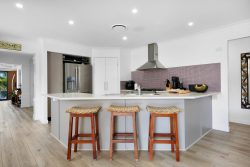 4 Northlakes Dr, Elanora QLD 4221, Australia