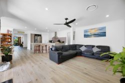 4 Northlakes Dr, Elanora QLD 4221, Australia