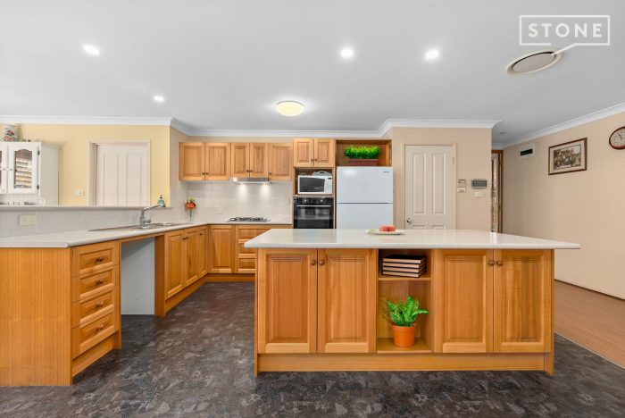 16 Fernleigh Ave, Aberglasslyn NSW 2320, Australia