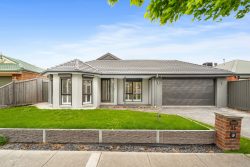 15 Riverglen Rd, Berwick VIC 3806, Australia