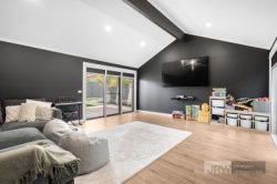 15 Riverglen Rd, Berwick VIC 3806, Australia