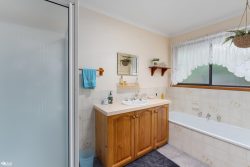 1A Coolac Ct, Lindisfarne TAS 7015, Australia