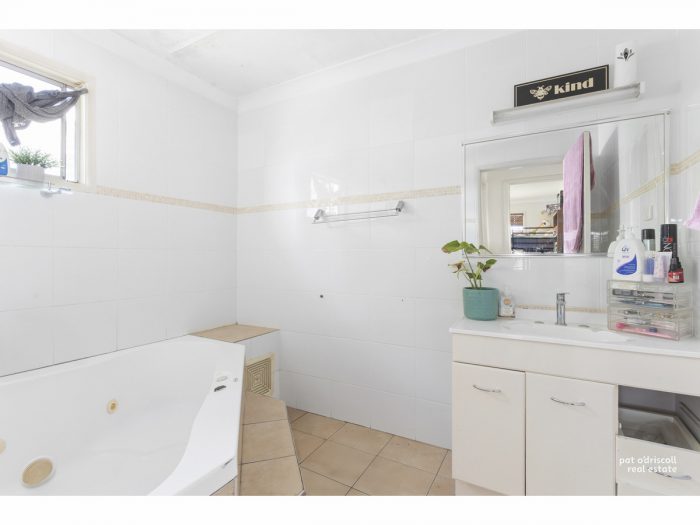 27A Main St, Park Avenue QLD 4701, Australia