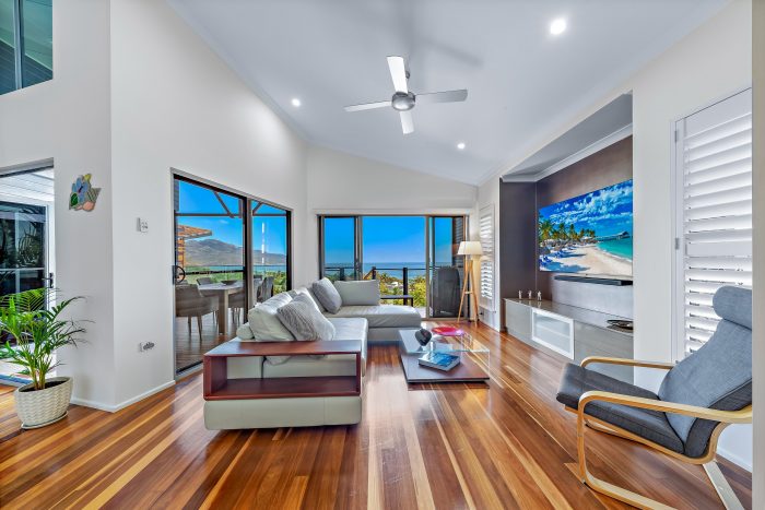 33 Blackcurrant Dr, Hideaway Bay QLD 4800, Australia