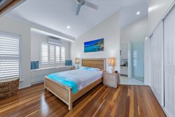 33 Blackcurrant Dr, Hideaway Bay QLD 4800, Australia