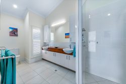 33 Blackcurrant Dr, Hideaway Bay QLD 4800, Australia