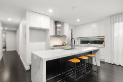 29 Brentwood Dr, Avondale Heights VIC 3034, Australia