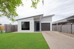 5 Jennifer Ct, Bucasia QLD 4750, Australia