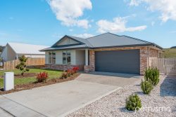 69 Hallett Dr, Rokeby TAS 7019, Australia