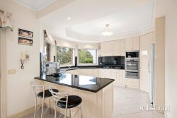 19 Hilledge Ln, Mooroolbark VIC 3138, Australia