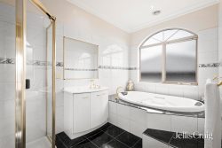 19 Hilledge Ln, Mooroolbark VIC 3138, Australia