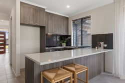 33 Noble Cct, Onkaparinga Heights SA 5163, Australia