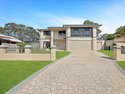 16 Foreshore Dr, Urangan QLD 4655, Australia