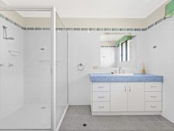 16 Foreshore Dr, Urangan QLD 4655, Australia