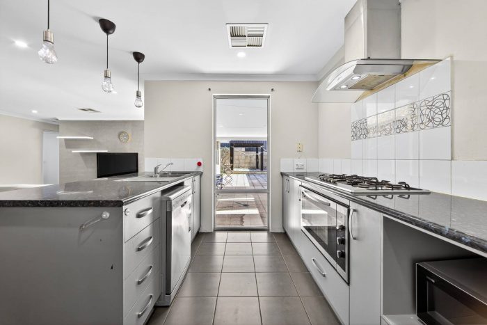 107 Glasshouse Dr, Banksia Grove WA 6031, Australia