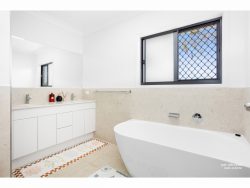 27 Sheldon Rd, Rockyview QLD 4701, Australia