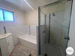 7 Benowa Ct, Boyne Island QLD 4680, Australia