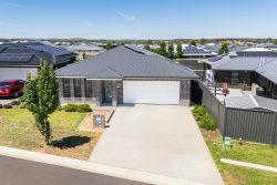 51 Bradford Cct, Dubbo NSW 2830, Australia