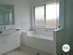 45 Clover Cres, Boyne Island QLD 4680, Australia