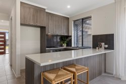 33 Noble Cct, Onkaparinga Heights SA 5163, Australia