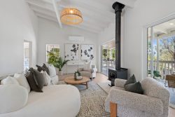 4 Nonga Ct, Mudgeeraba QLD 4213, Australia