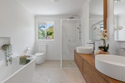 4 Nonga Ct, Mudgeeraba QLD 4213, Australia