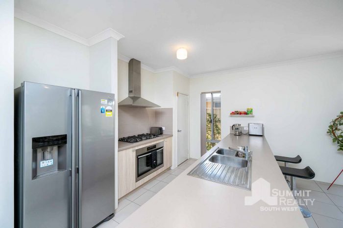 369 Parade Rd, Dalyellup WA 6230, Australia