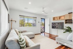 8 Wendy Cres, Clontarf QLD 4019, Australia