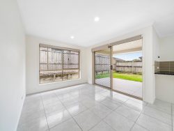 57 Surround St, Dakabin QLD 4503, Australia