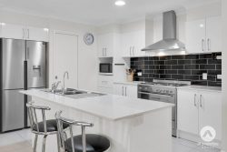 8 Trinity Pl, Gleneagle QLD 4285, Australia