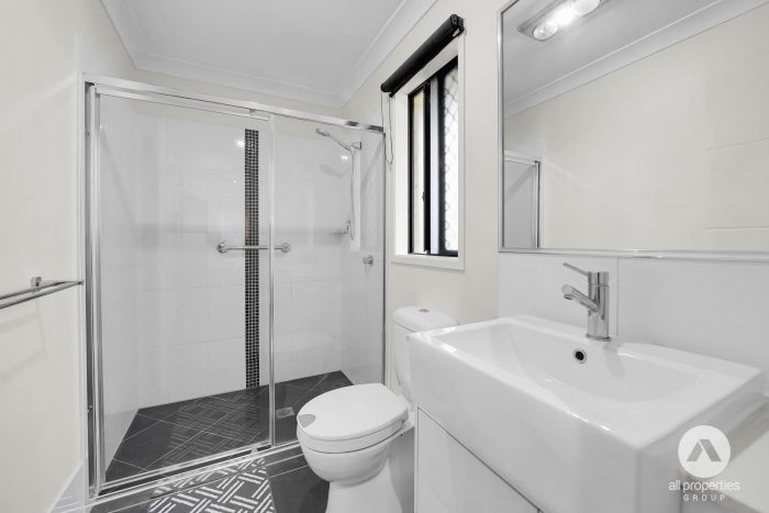8 Trinity Pl, Gleneagle QLD 4285, Australia