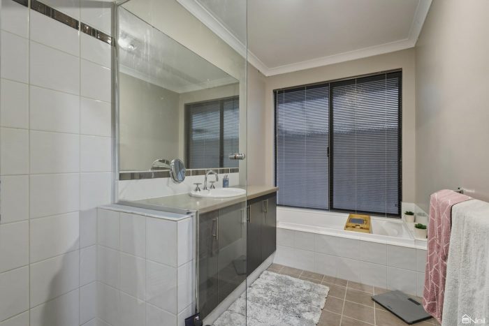 6 Browder Dr, Seville Grove WA 6112, Australia