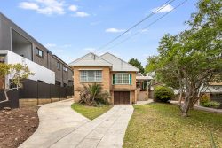 12 Elwin St, Peakhurst NSW 2210, Australia
