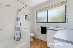 20 Hillside Dr, Blackmans Bay TAS 7052, Australia
