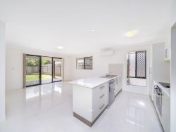 16 Kingdom Cct, North Lakes QLD 4509, Australia