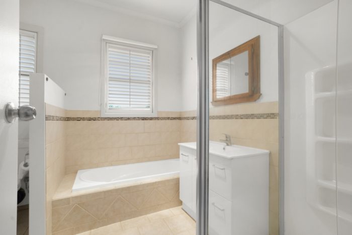 4 Morongo Ave, Hamilton VIC 3300, Australia