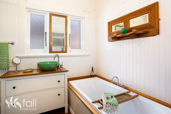 16 Newlands Ave, Lenah Valley TAS 7008, Australia