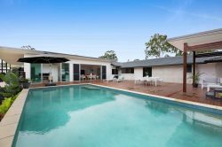 15 Umpara Cres, Mudgeeraba QLD 4213, Australia
